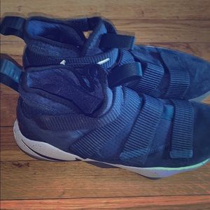 Men’s Lebron Zoom Soldier basketball sneaker.